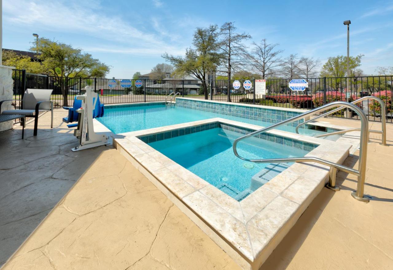 Holiday Inn Express & Suites - Dallas Park Central Northeast By Ihg Екстер'єр фото