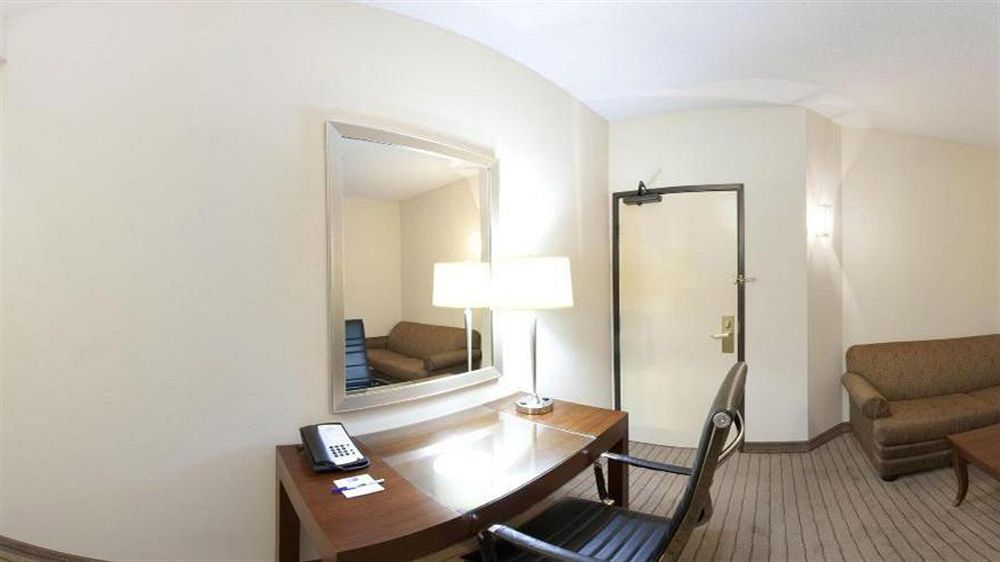 Holiday Inn Express & Suites - Dallas Park Central Northeast By Ihg Екстер'єр фото