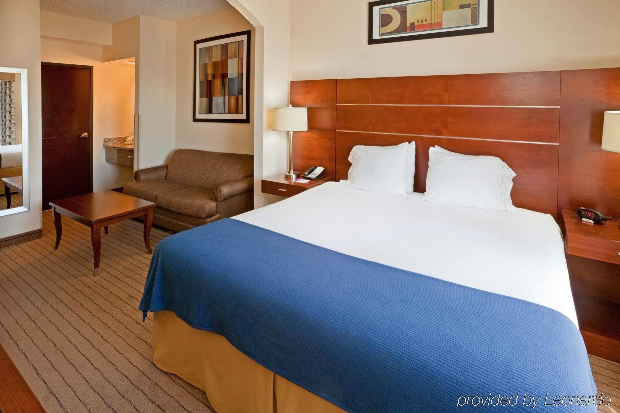Holiday Inn Express & Suites - Dallas Park Central Northeast By Ihg Номер фото