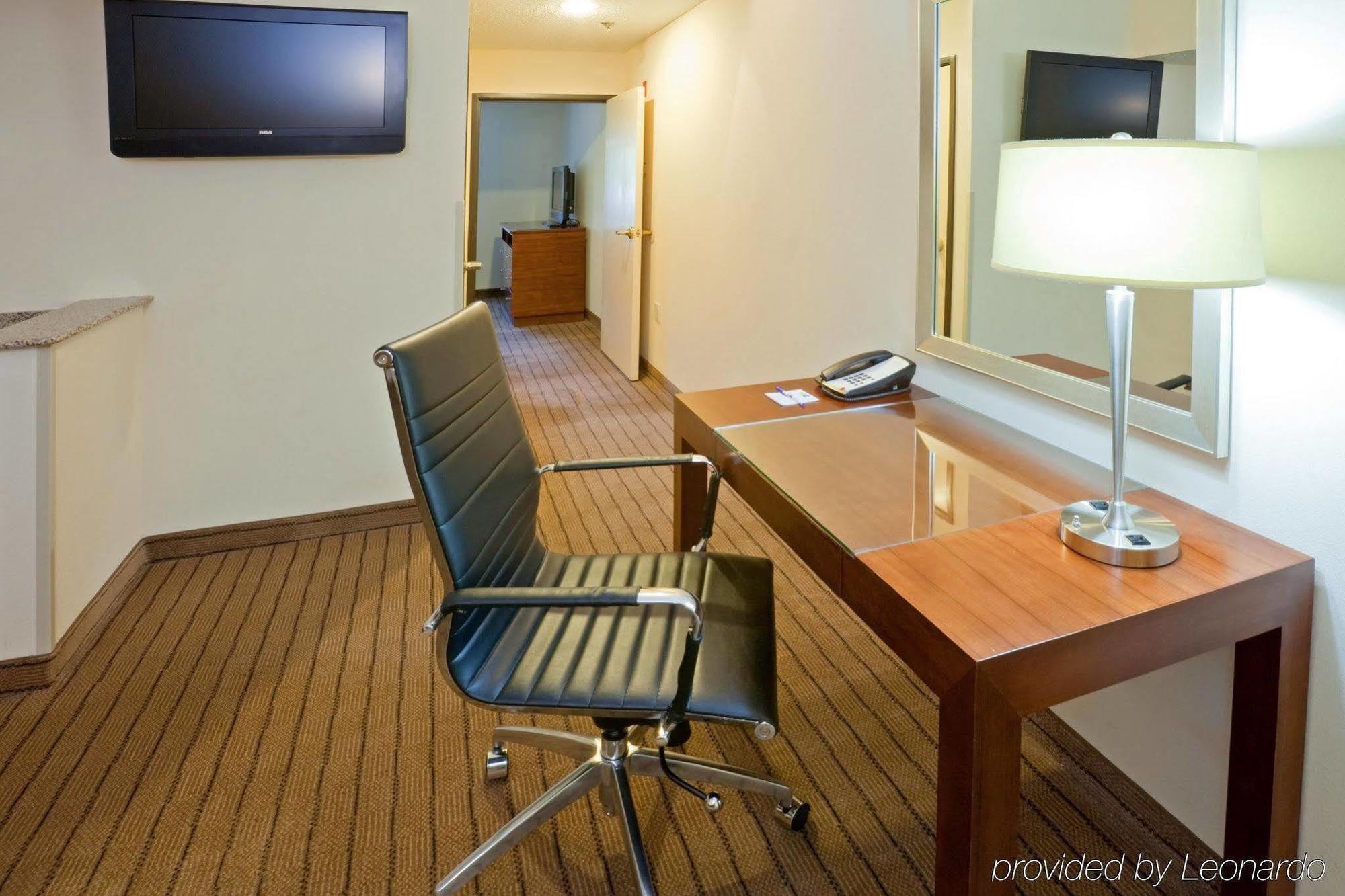 Holiday Inn Express & Suites - Dallas Park Central Northeast By Ihg Номер фото